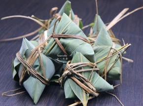 这是包好的粽子，用食用剪刀，把多余的粽叶绳子剪掉；