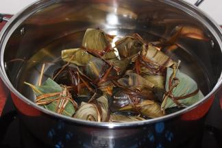 适量清水煮沸，放入粽子，水要浸没粽子，中小火熬煮45分钟即可。