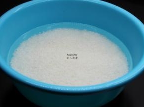 糯米洗净，提前洗净浸泡8小时；