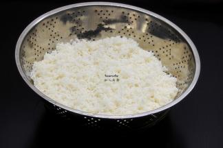 浸泡好的糯米捞出，沥干水；