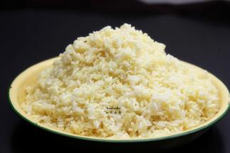 加入食用碱拌均，糯米渐渐变黄；