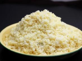 加入食用碱拌均，糯米渐渐变黄；