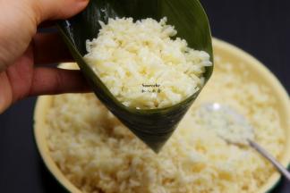 放入糯米，包裹成自己喜欢的形状；