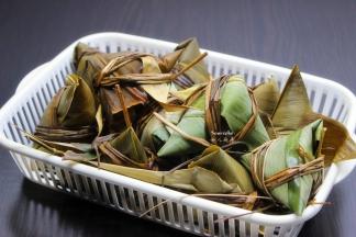 这是包好的粽子，用食用剪刀，把多余的粽叶绳子剪掉；