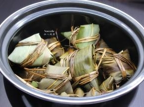 适量清水煮沸，放入粽子，水要浸没粽子，中小火熬煮3小时即可。