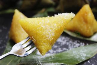 煮好的粽子，吃的时候可以蘸上白砂糖吃。PS：喜欢吃咸味的可以蘸酱料。