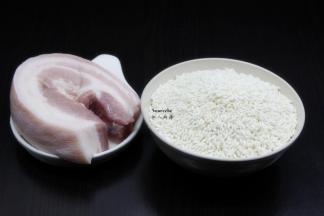 准备食材：糯米、五花肉、粽叶、菩提等；