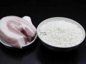 准备食材：糯米、五花肉、粽叶、菩提等；