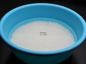 糯米提前洗净浸泡8小时；