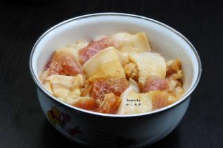 五花肉洗净切片，放盐、酱油、花生油拌均腌制10分钟；