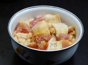五花肉洗净切片，放盐、酱油、花生油拌均腌制10分钟；