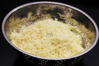 糯米捞出沥干水，加入食用碱拌均；糯米的颜色变黄时，加入盐、油拌均；