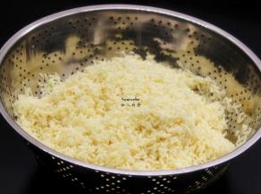 糯米捞出沥干水，加入食用碱拌均；糯米的颜色变黄时，加入盐、油拌均；