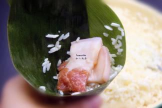 放入糯米，再放入腌制好的五花肉，包裹成自己喜欢的形状；