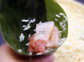 放入糯米，再放入腌制好的五花肉，包裹成自己喜欢的形状；