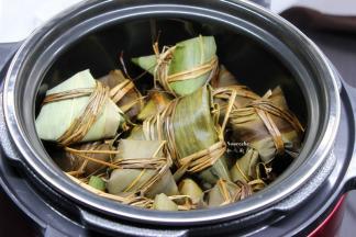 适量清水煮沸，放入粽子，水要浸没粽子，中小火熬煮3小时即可。