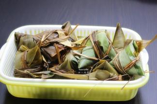 这是包好的粽子，用食用剪刀，把多余的粽叶绳子剪掉；