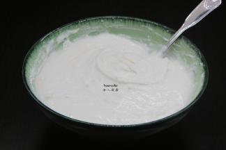 再加入沸水拌均成糊状；PS：出现半透明状