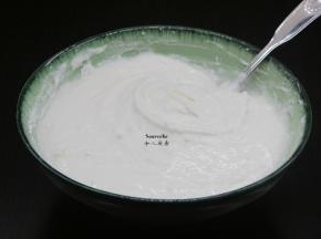 再加入沸水拌均成糊状；PS：出现半透明状