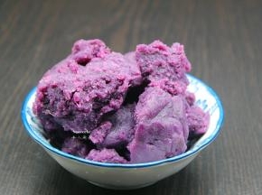 紫薯蒸熟，加入玉米油、白砂糖、麦芽糖等炒至紫薯馅；PS：可以参考我的紫薯馅做法菜谱