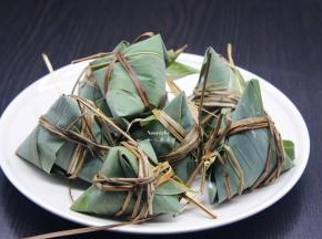 这是包好的粽子，用食用剪刀，把多余的粽叶绳子剪掉；