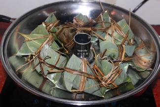 锅中放适量的水，中小火，隔水蒸20分钟即可。