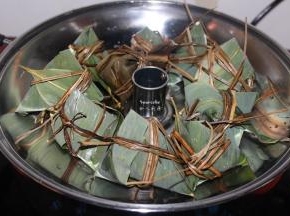 锅中放适量的水，中小火，隔水蒸20分钟即可。