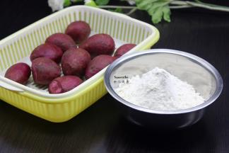 准备食材：紫薯、中筋粉、白砂糖等食材；