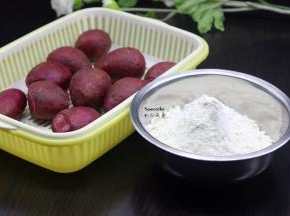 准备食材：紫薯、中筋粉、白砂糖等食材；