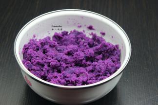 紫薯蒸熟去皮，料理机打碎，加入白砂糖、玉米油炒成紫薯馅；其中留20克紫薯泥做小猪的嘴巴、耳朵。