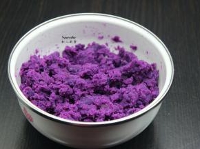 紫薯蒸熟去皮，料理机打碎，加入白砂糖、玉米油炒成紫薯馅；其中留20克紫薯泥做小猪的嘴巴、耳朵。