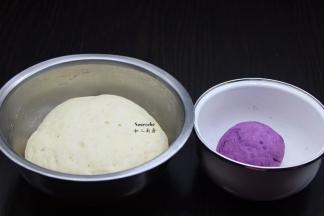 面粉加入酵母、白砂糖，揉光滑的白面团，其中30克面粉加紫薯泥揉成紫薯面团，静放让其发酵二倍大。