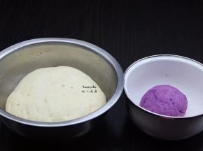 面粉加入酵母、白砂糖，揉光滑的白面团，其中30克面粉加紫薯泥揉成紫薯面团，静放让其发酵二倍大。