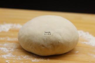 发酵好的面团，再次揉，排气；