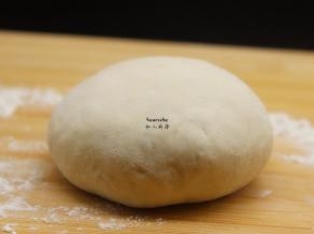 发酵好的面团，再次揉，排气；