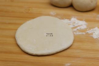 用擀面杖擀成包子皮；