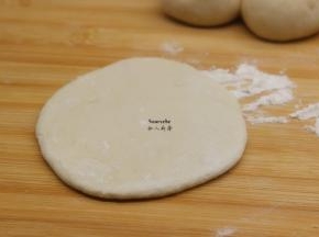 用擀面杖擀成包子皮；