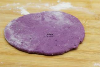 紫薯面团，用擀面杖擀成面皮；