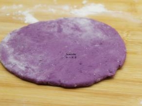 紫薯面团，用擀面杖擀成面皮；