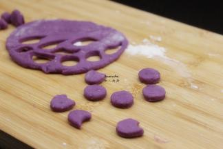 用模具或剪刀，做出嘴巴、耳朵形状；