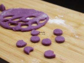 用模具或剪刀，做出嘴巴、耳朵形状；