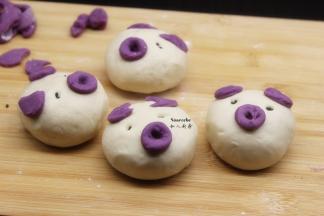 把嘴巴、耳朵形状贴在做好的包子上，再用黑芝麻做眼睛黏住；