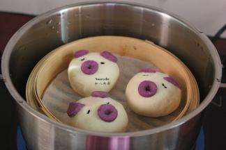 包好的包子，放入蒸笼，静放10分钟，水煮沸之后放入，蒸约15分钟，关火3分钟，即可。