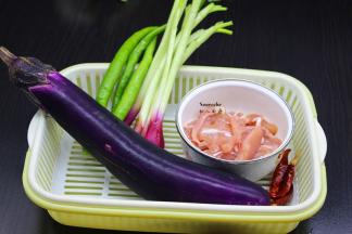 准备食材：紫茄子、鸡腿肉、干辣椒、青椒、红头葱等；