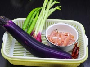 准备食材：紫茄子、鸡腿肉、干辣椒、青椒、红头葱等；