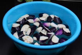 紫茄子洗净，切块，放入清水中浸泡5分钟，捞出；