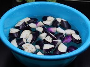 紫茄子洗净，切块，放入清水中浸泡5分钟，捞出；