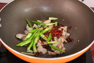 加干辣椒、青椒翻炒；