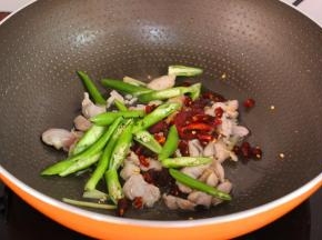 加干辣椒、青椒翻炒；