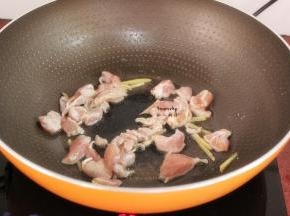 锅中留少许油，放入切好生姜、鸡腿肉爆炒；